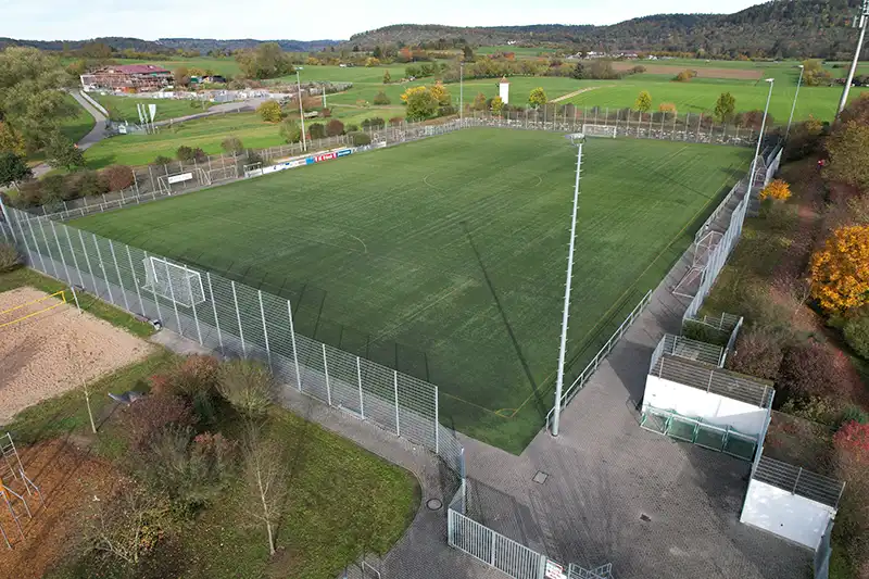 Kunstrasenplatz im Wittumstadion mit Flutlichtanlage