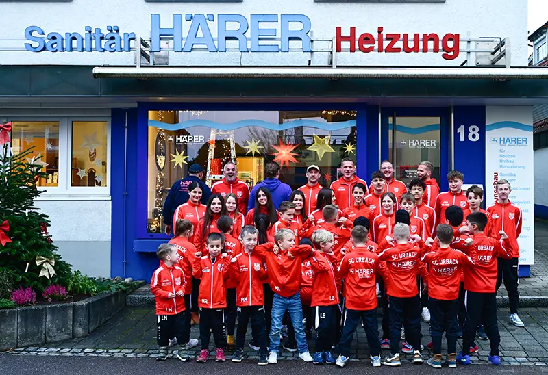 Stolz präsentieren wir unsere neuen Trainingsanzüge - gesponsert von Sanitär Härer Urbach
