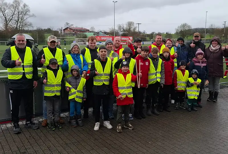 zahlreiche Helfer trotz Regen an der Kreisputzete von der Abteilung Fußball des SC Urbach