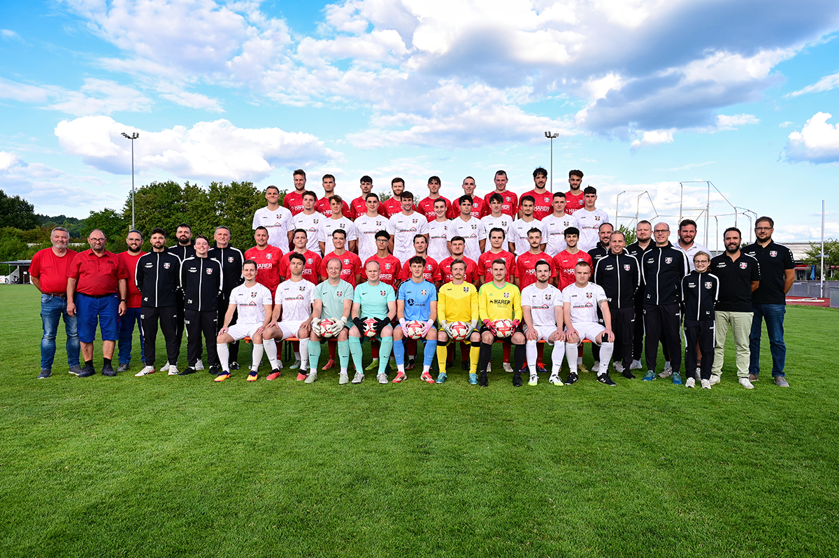 Mannschaftsbild Aktive 1 und 2 SC Urbach Fussball 2026/27 mit Trainerteam und Sponsoren